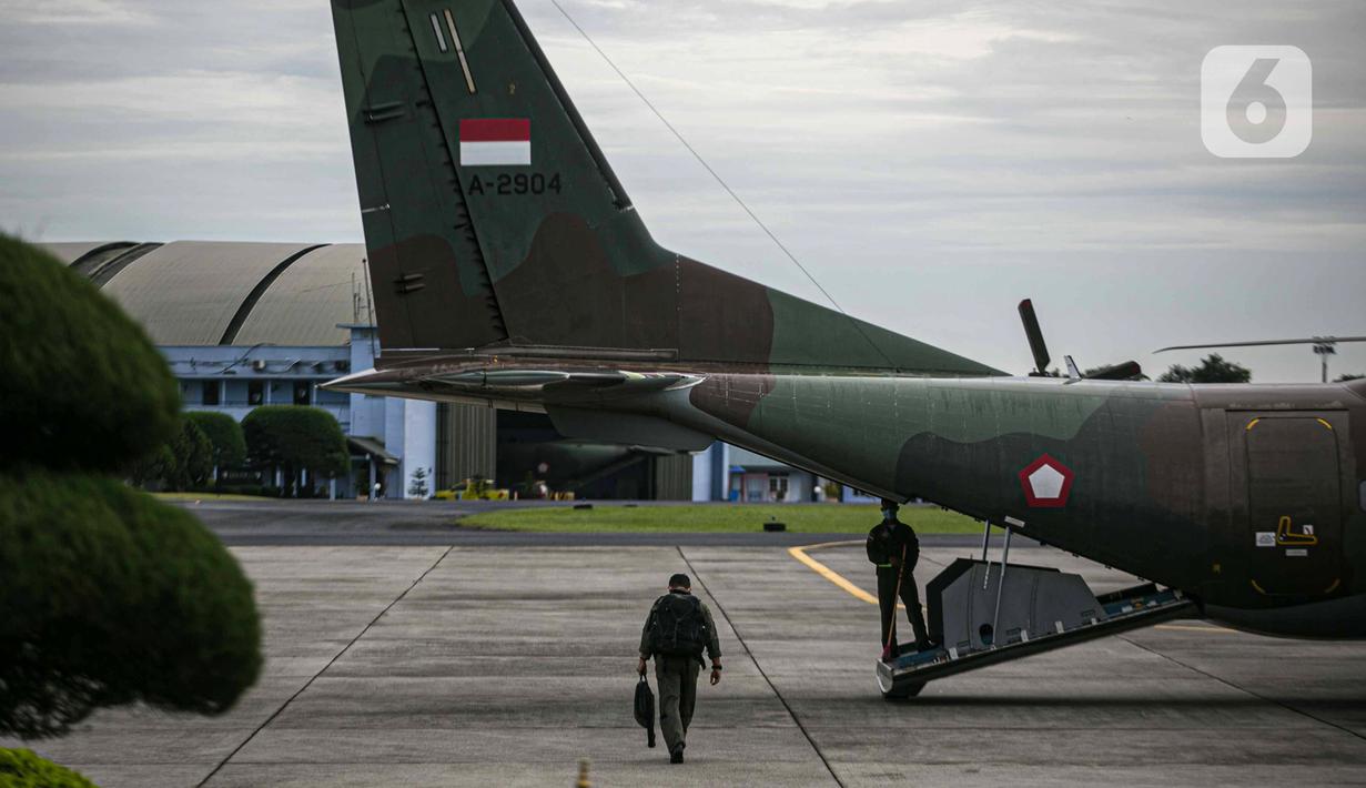 Anggota TNI AU bersiap melakukan pencarian pesawat Sriwijaya Air SJ 182 di Lanud Halim Perdanakusuma, Jakarta, Minggu (10/1/2021). TNI AU memberangkatkan tiga alutsista untuk mencari Sriwijaya Air SJ 182 yang hilang kontak di sekitaran perairan Kepulauan Seribu. (Liputan6.com/Faizal Fanani)