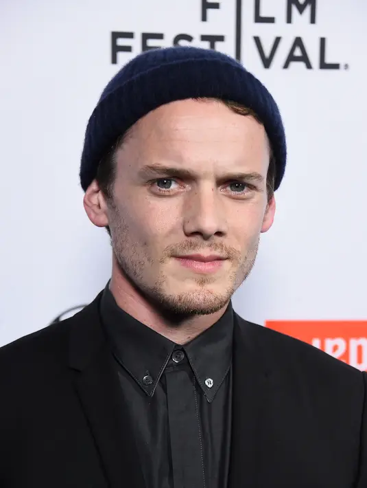 Tak hanya itu, entah apa yang menjadi penyebab tewasnya Yelchin dalam kejadian tragis itu. Namun menurut seorang rekannya yang ingin bertemu dengan Yelchin pada hari itu, dirinya melihat Yelchin sudah terhimpit dan tak bernyawa. (AFP/Bintang.com)