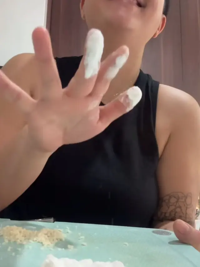 Meira Anastasia takut dengan tekstur tepung maizena. (credit: instagram.com/meiranastasia)