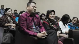 Kakak Saipul Jamil, Samsul Hidayatullah menjalani sidang pembacaan putusan di Pengadilan Tipikor Jakarta, Senin (21/11). Majelis Hakim menjatuhkan vonis 2 tahun pidana penjara dan denda RP 50 juta terhadap Samsul Hidayatullah. (Liputan6.co/Helmi Afandi)