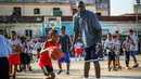 Di luar lapangan, Dikembe Mutombo dikenal karena kerja kemanusiaannya salah satunya mendirikan Yayasan Dikembe Mutombo pada 1997 dan rumah sakit di Kinshasa 2006. (AFP/Yamil Lage)