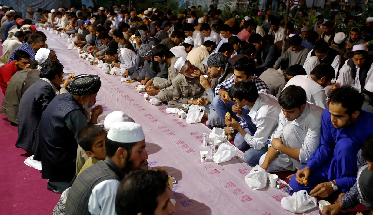 Umat muslim menikmati takjil saat berbuka puasa bersama di sebuah masjid di Kabul, Afganistan, 16 Juni 2016. Tradisi berbuka puasa bersama selama Ramadan merupakan momentum untuk mempererat tali persaudaraan (REUTERS/Omar Sobhani)