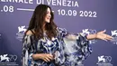 Monica Bellucci berpose saat sesi pemotretan untuk film "Siccita" sebagai bagian dari Venice Film Festival 2022 ke-79 di Lido di Venesia, Italia (8/9/2022). Monica Bellucci memilih tampilan riasan yang glamor. (AFP/Tiziana Fabi)