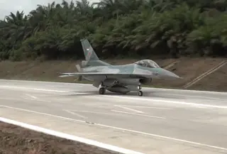 pesawat F-16 mendarat di jalan tol Lampung. (Liputan6.com/Ardi Munthe)