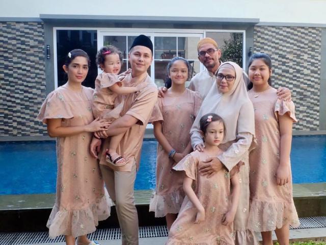 Jadi Dosen Di Perguruan Tinggi Malang Ini 5 Potret Ibunda Andhika Pratama Surabaya Liputan6 Com