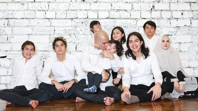[Fimela] 6 Potret Kebersamaan Ahmad Dhani dan Mulan Jameela dengan Buah Hatinya