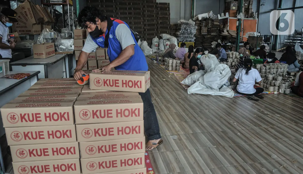 Aktivitas produksi kue keranjang Hoki di kawasan Sawangan, Depok, Jawa Barat, Kamis (20/1/2022). Kim Hin yang hanya membuat kue keranjang saat tahun baru Imlek mampu memproduksi sekitar 30 ribu kue keranjang dengan kisaran harga Rp35.000-50.000 per dua buah. (merdeka.com/Iqbal S  Nugroho)