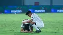 Pertandingan yang berlangsung di Stadion Indomilk Arena, Minggu (8/2/2026) malam WIB, berakhir dengan skor 0-7. Tampak dalam foto, dua pemain Timnas Indonesia U-17 tertunduk usai bertanding melawan China dalam laga uji coba di Indomilk Arena, Tangerang, Banten, Minggu (8/2/2026). (Bola.com/M Iqbal Ichsan)