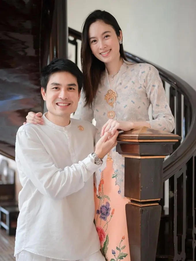 6 Momen Mesra Nong Poy Pakai Baju Senada dengan Suami, Transgender Cantik Thailand