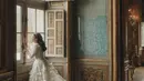 Berbeda lagi dengan gaun yang dikenakan Valencia untuk acara resepsi di Paris. Gaun princess yang super dreamy ini dipenuhi payet gemerlap dan bulu, serta rok yang menjuntai hingga ke lantai. Foto: Instagram.