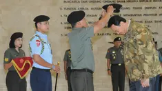 Ahok menerima baret dan brevet Mitra Ketahanan Daerah Mabes TNI dari Panglima TNI Jenderal Moeldoko, Jakarta, Jumat (12/12/2014). (Liputan6.com/Herman Zakharia)