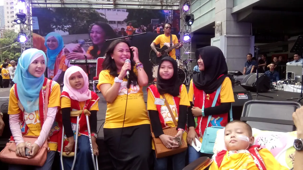 Hamil 8 Bulan, Tantri Kotak Beraksi di Depan Pasien Kanker