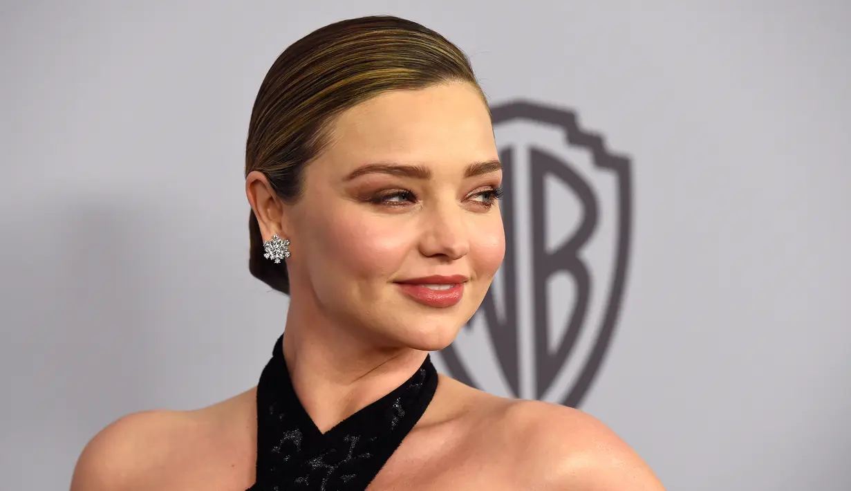 Supermodel, Miranda Kerr berpose untuk fotografer pada acara after party Golden Globes 2018 di Los Angeles, Minggu (7/1). Sayangnya malam itu pemilik aplikasi SnapChat, Evan Spiegel, tak terlihat menemani Miranda Kerr. (Chris Pizzello/Invision/AP)