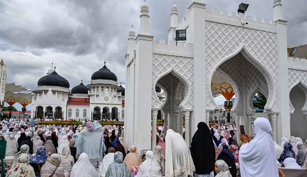 Umat Muslim saat melaksanakan salat Idul Adha di Masjid Raya Baiturrahman, Banda Aceh pada Rabu 27 Mei 2026. (CHAIDEER MAHYUDDIN/AFP)