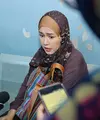 Berbagai cara ditempuh Ria Irawan berjuang melawan kanker yang bersarang dalam tubuhnya. Dari cara beriman sampai cara yang menyimpang dari agama dilakukan demi terbebas dari kanker. (Adrian Putra/Bintang.com)