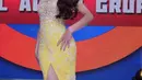 Gaya busana Bunda Corla di keseharian juga terlihat sederhana. Namun saat tampil di televisi, ia tampak lebih glamor dan elegan. Kali ini, Bunda Corla tampil menawan dengan gaun slim fit berwarna kuning. (Liputan6.com/IG/@corla_2)