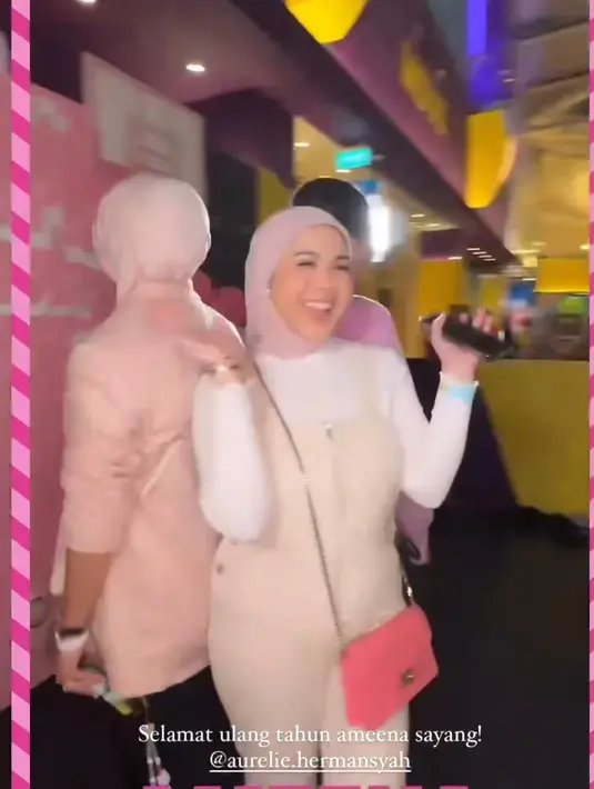 Kesha Ratuliu juga hadir bersama kedua anaknya, ia mengenakan overall dan manset putih. Dipadukan kerudung pinknya. [@kesharatuliu05]
