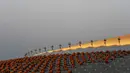 Biksu berdoa selama ritual Makha Bucha Day di kuil Wat Dhammakaya, Bangkok, Thailand (11/2). Makha Bucha atau Magha Puja berarti puja/peringatan yang berhubungan dengan bulan Magha. (AFP/Lillian Suwanrumpha)