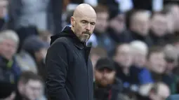 Ekspresi Erik Ten Hag setelah MU dikalahkan Newcastle United 0-2 dalam pertandingan pekan ke-29 Liga Inggris 2022/2023 yang berlangsung di St. James Park, Minggu (2/4/2023) WIB. (AFP/Oli Scarff)