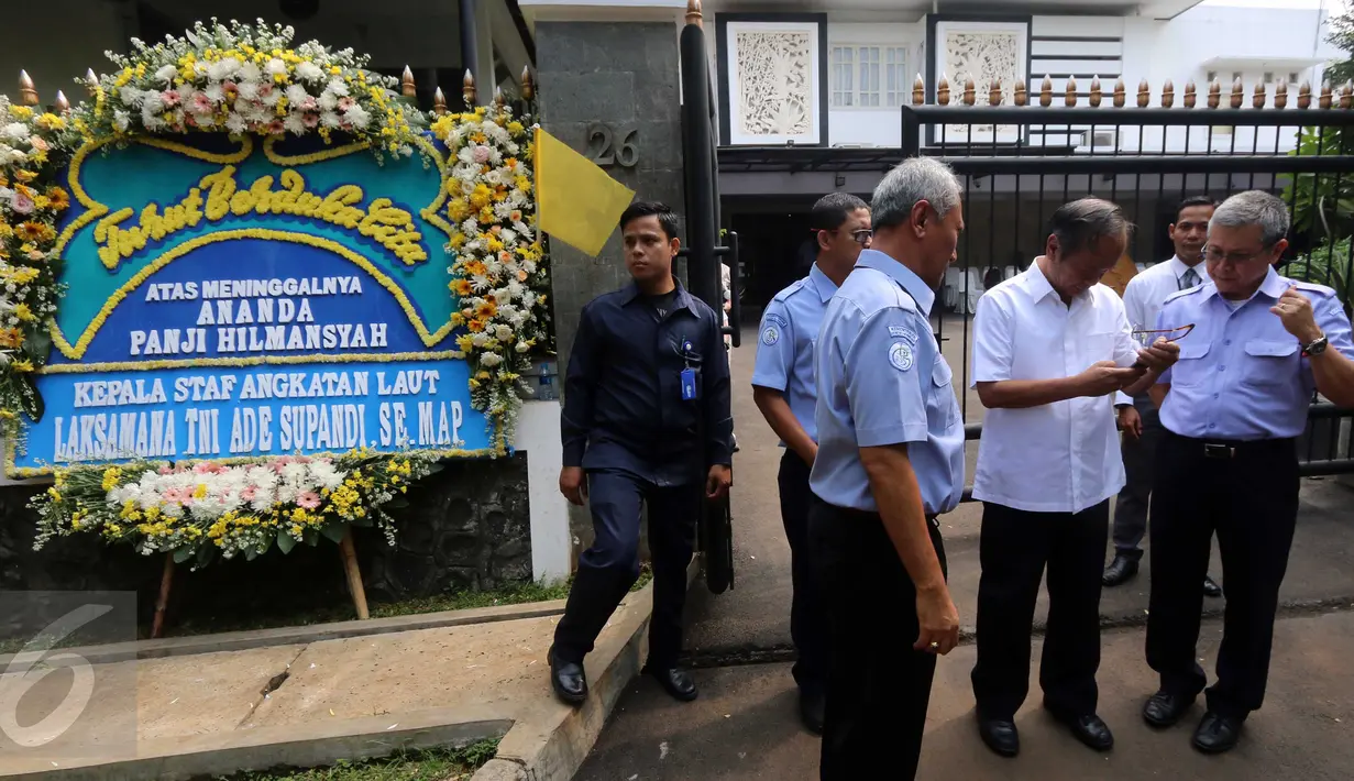 Karangan bunga dan sejumlah pelayat terlihat di rumah duka Menteri KKP, Susi Pudjiastuti, di Jalan Widya Candra, Jakarta, Senin (18/1/2016). Putra sulung menteri  Susi , Panji Hilmansyah, meninggal dunia di Amerika Serikat. (Liputan6.com/Helmi Afandi)