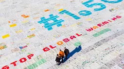 Lebih dari 125.000 kartu pos yang dikumpulkan untuk memecahkan Rekor Dunia Guinness dari kartu pos terbesar di Jungfraufirn, Swiss 16 November 2018. Kartu pos ini dikirim oleh anak-anak muda dari 35 negara di dunia. (Valentin Flauraud/Keystone via AP)