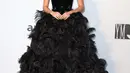 Model Sara Sampaio berpose saat menghadiri gala amfAR Cinema Against AIDS 2019 dalam Festival Film Cannes ke-72 di Antibes, Prancis (23/5/2019). Sara Sampaio tampil cantik mengenakan gaun bulu berwarna hitam. (AP Photo/Joel C Ryan)