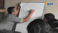 Kebanyakan anak anak yang belajar disini bekerja sebagai pengamen juga pemulung yang sehari hari akrab dengan kehidupan keras Kota Jakarta.