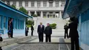 Presiden AS, Donald Trump bertemu dengan Pemimpin Korea Utara, Kim Jong-un di zona demiliterisasi Korea (DMZ), Desa Panmunjom pada Minggu (30/6/2019).  Pertemuan keduanya berawal ketika Trump menuliskan undangan pertemuan dengan Kim melalui Twitter. (AP Photo/Susan Walsh)