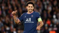 Marquinhos - Kapten PSG ini merupakan salah satu bek terbaik di Eropa saat ini. Tipe permainan yang disiplin dan tak kenal kompromi dinilai sangat cocok untuk diduetkan dengan David Alaba di lini pertahanan Real Madrid. (AFP/Franck Fife)