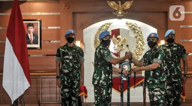 Marsekal Pertama (Marsma) TNI Wahyu Hidayat Sudjatmiko menerima tongkat komando dari Mayjen Tri Budi Utomo saat serah terima jabatan Komandan Pasukan Pengamanan Presiden (Danpaspampres) di Mako Paspampres, Jakarta Pusat, Senin (18/7/2022). Marsma TNI Wahyu Hidayat Sudjatmiko resmi menjabat sebagai Danpaspampres menggantikan Mayjen Tri Budi Utomo. (merdeka.com/Iqbal S. Nugroho)