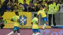 Penyerang Brasil, Raphinha (kanan) merayakan gol dengan rekan setimnya pada pertandingan sepak bola kualifikasi Piala Dunia FIFA 2026 zona Amerika Selatan melawan dan Peru di stadion Mane Garrincha, Brasilia, Selasa 15 Oktober 2024 atau Rabu (16/10/2024) pagi WIB. (NELSON ALMEIDA/AFP)