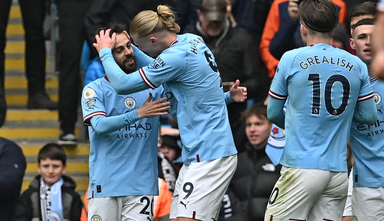 Gelandang Manchester City, Bernardo Silva (kiri) merayakan gol yang dicetaknya ke gawang Newcastle United bersama Erling Haaland pada laga lanjutan Liga Inggris 2022/2023 di Etihad Stadium, Manchester, Sabtu (4/3/2023) malam WIB. (AFP/Paul Ellis)