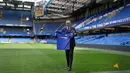 Pelatih baru Chelsea, Maurizio Sarri berpose dengan jersey tim usai konferensi pers di Stamford Bridge di London (18/7). Pria Italia 59 ini resmi menjadi manajer Chelsea selama tiga musim. AP Photo/Kirsty Wigglesworth)