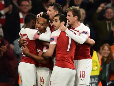 Perayaan gol Aubameyang ke gawang Valencia pada leg 1, semifinal Liga Europa yang berlangsung di Stadion Emirates, London, Jumat (3/5). Arsenal menang 3-1 atas Valencia. (AFP/Glyn Kirk)