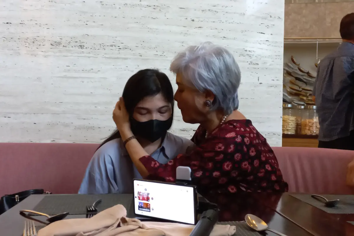 Kekasih Brigadir Nofryansyah Yosua Hutabarat atau Brigadir J, Vera Simajuntak, menangis usai konferensi pers di kawasan Jakarta Barat, Kamis (29/9/2022)