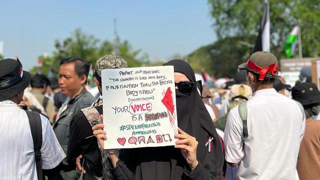 Potret Zaskia Adya Mecca Bela Palestina