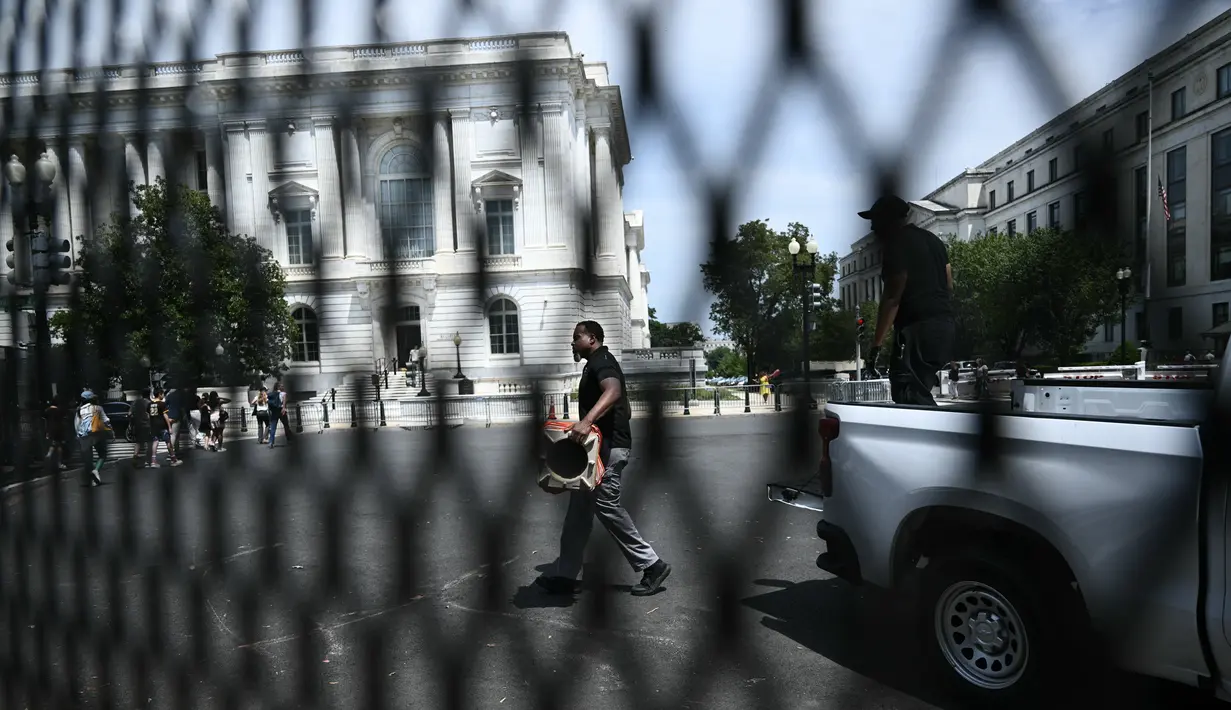 Pagar keamanan berdiri di sekitar US Capitol atau gedung Kongres AS sehari menjelang pidato Perdana Menteri Israel Benjamin Netanyahu di Washington, DC, Selasa (23/7/2024). (Brendan SMIALOWSKI / AFP)