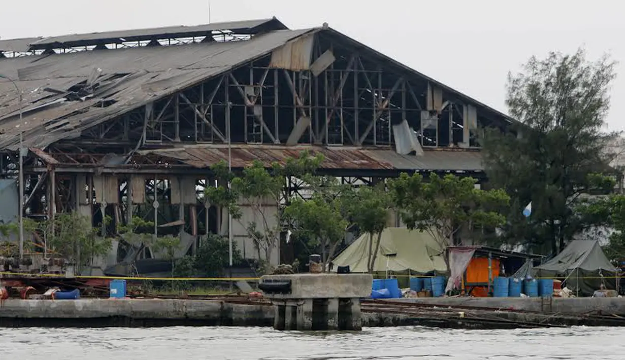 Ledakan dahsyat gudang amunisi TNI AL membuat beberapa bangunan tampak rusak (Liputan6.com/Andrian M Tunay)