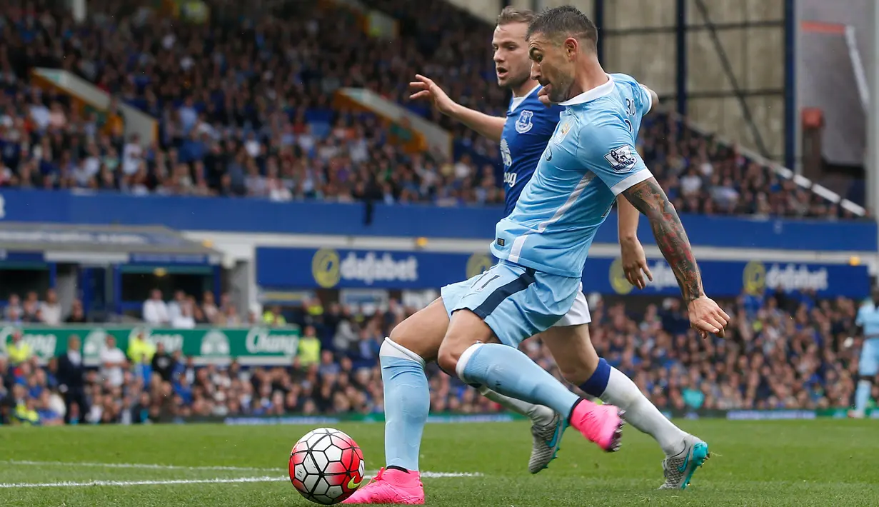 Bek Manchester City, Aleksandar Kolarov saat mencetak gol pertama ke Gawang Everton pada pertandingan Liga Premier Inggris di Stadion Goodison Park, Inggris, Minggu (24/8/2015). City berhasil menaklukan Everton 2-0. (Reuters/Andrew Yates)