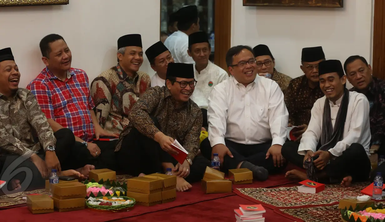 Suasana peringatan dua tahun (haul) Taufik Kiemas, Jakarta, Senin (8/6/2015). Sejumlah pejabat negara hadir pada acara haul tersebut. (Liputan6.com/Herman Zakharia)