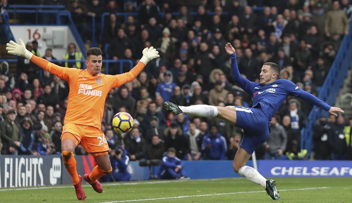Gelandang Chelsea, Eden Hazard, berusaha membobol gawang Newcastle pada laga Premier League di Stadion Stamford Bridge, London, Sabtu (2/12/2017). Chelsea menang 3-1 atas Newcastle. (AFP/Daniel Leal-Olivas)