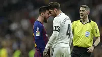 Striker Barcelona, Lionel Messi, bersitegang dengan bek Real Madrid, Sergio Ramos, pada laga La Liga di Stadion Santiago Bernabeu, Sabtu (2/3). Real Madrid takluk 0-1 dari Barcelona. (AP/Manu Fernandez)