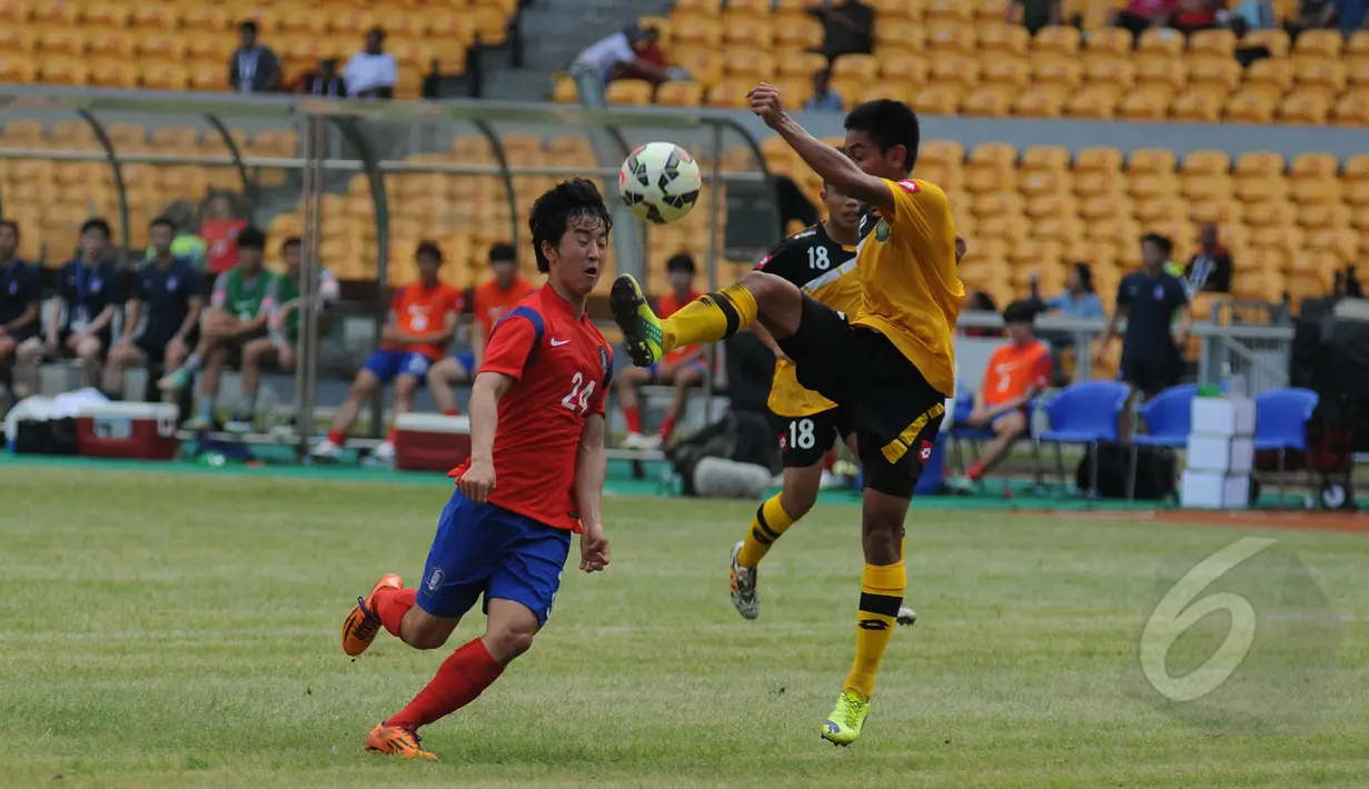 Gelandang timnas Korea Selatan U-23, Lee Gwanghyeok (kiri) berebut bola dengan Mohd Nur Azees Bin Awg Ali (Brunei Darussalam) saat laga kualifikasi grup H Piala Asia 2016 di Stadion GBK, Jakarta, Jumat (27/3/2015). (Liputan6.com/Helmi Fithriansyah)