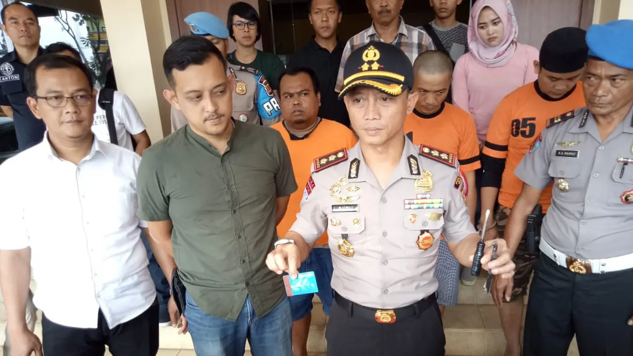Kapolres Budi Wiguna Satria memperlihatkan ratusan barang bukti ATM, dari tangan penjahat spesialis pembobol ATM