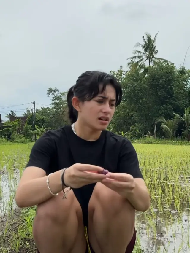 Niat Lari Pagi, Intip 5 Potret Sintya Marisca Berakhir Nyemplung ke Sawah Bantu Petani Menanam Padi (credit: instagram.com/sintyamarisca).