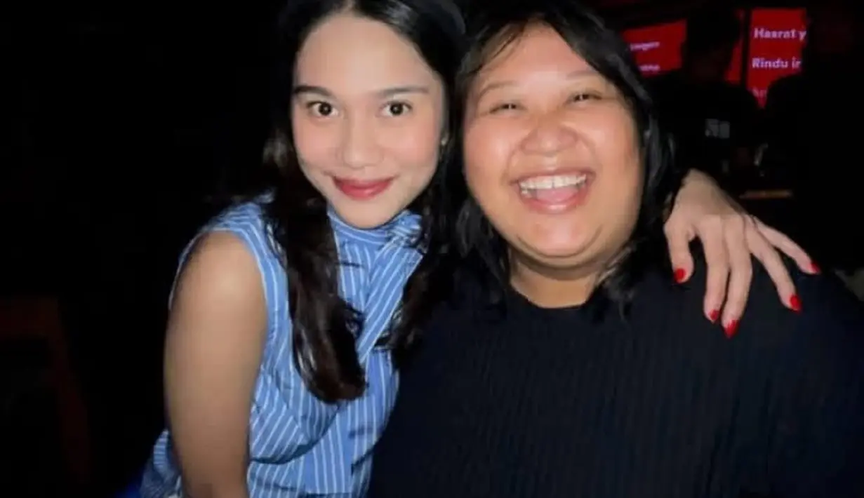 Azizah Salsha tampak mengenakan atasan sleeveless warna biru bergaris putih. Atasan yang memiliki aksen pita di leher ini dipadukan celana panjang putih. [@sa.priyanti]