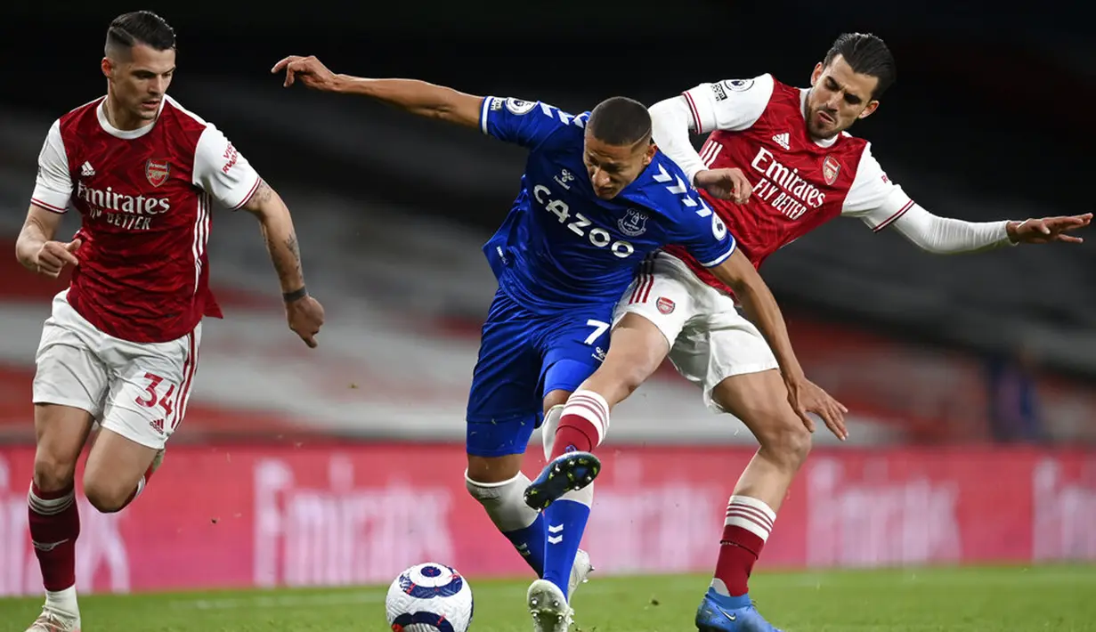 Pemain Arsenal Dani Ceballos (kanan) duel memperebutkan bola dengan pemain Everton Richarlison pada pertandingan Liga Inggris di Emirates Stadium, London, Inggris, Jumat (23/4/2021). Arsenal kalah 0-1 dari Everton. (Michael Regan/Pool via AP)