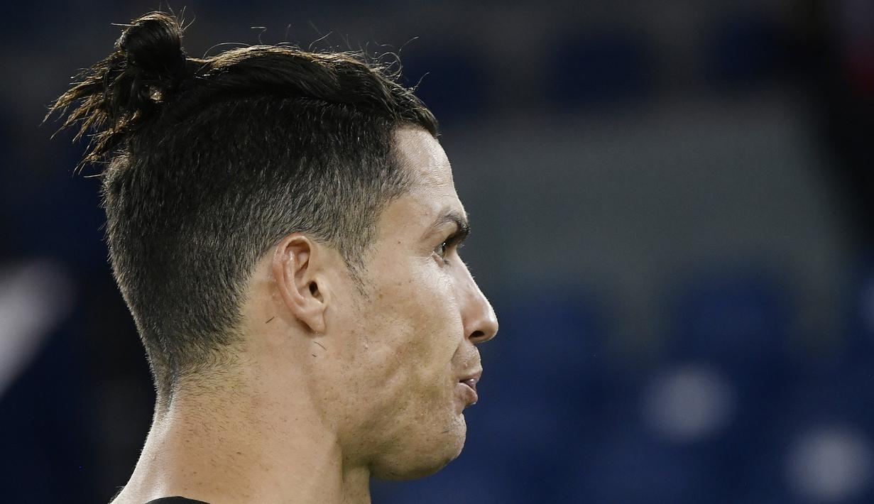 Striker Juventus, Cristiano Ronaldo, tampak kecewa usai ditaklukkan Napoli pada laga final Coppa Italia di Stadion Olympic, Roma, Rabu (17/6/2020). Cristiano Ronaldo kembali gagal membawa Juventus meraih juara usai kalah adu penalti dari Napoli. (AFP/Filippo Monteforte)