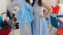 Kerap syuting bareng, Syahnaz dan Nisya tampil cantik kenakan dress berwarna baby blue. [Foto: IG/nissyaa].