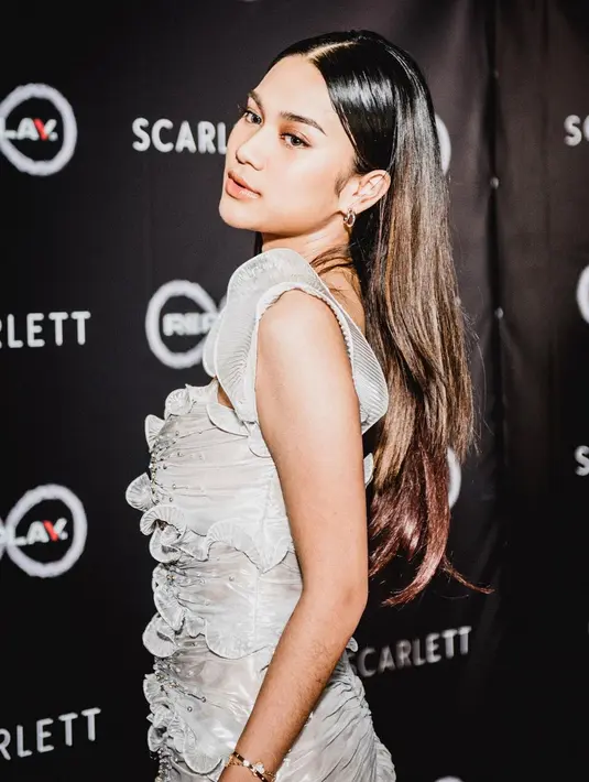 Azizah Salsha kenakan gaun menerawang bernuansa silver dari merek lokal, Krinou [@azizahsalsha_]